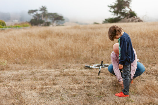 Kneeling Father Shoelaces