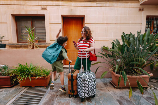 Family arriving on vacation 