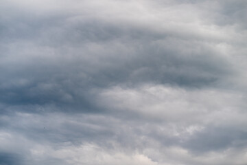 Fototapeta premium Soft overcast sky with layered clouds, muted gray tones and subtle texture, gentle gradients create peaceful mood for backgrounds, web banners, nature and weather concepts