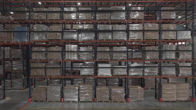 Enorme dep&oacute;sito industrial con cajas y stock almacenado, centro log&iacute;stico y almacenamiento de mercanc&iacute;as, footage industria, dep&oacute;sito, stock, mercanc&iacute;as