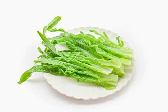 白い皿に盛られた新鮮な茎レタスの葉
