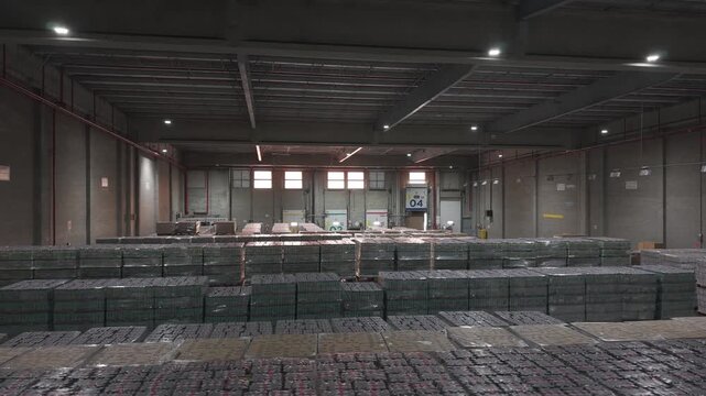 Enorme dep&oacute;sito industrial con cajas y stock almacenado, centro log&iacute;stico y almacenamiento de mercanc&iacute;as, footage industria, dep&oacute;sito, stock, mercanc&iacute;as
