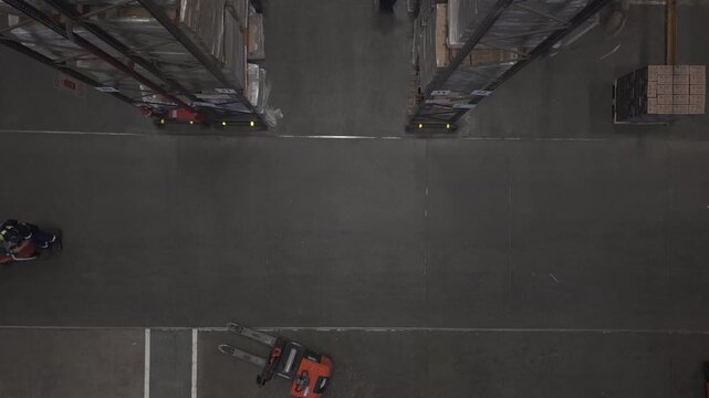 Maquinaria elevadora moviendo cajas en dep&oacute;sito de stock industrial, sistema log&iacute;stico y almacenamiento automatizado