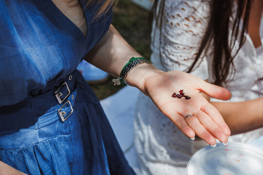 Creative outdoor jewelry workshop at a sunny picnic