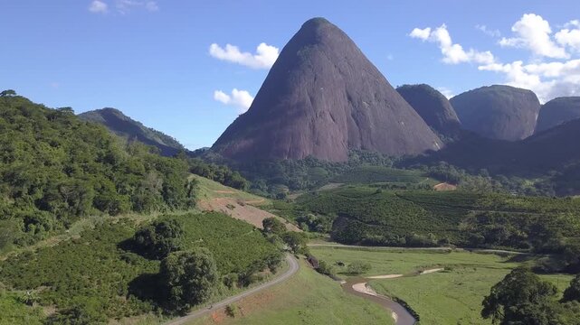 Linda estrada entre o rio e as montanhas no Vale Estrela do Norte. Castelo, Esp&iacute;rito Santo, Brasil.