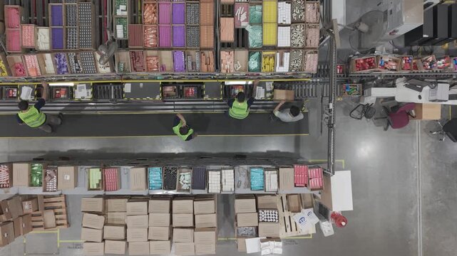 F&aacute;brica en funcionamiento con cinta transportadora y cajas en proceso, obreros trabajando en producci&oacute;n industrial vista cenital, footage industria, trabajo, industrializaci&oacute;n, desarrollo