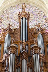 Fototapeta premium Détail vertical du grand orgue à l’intérieur de la cathédrale de Tours - France