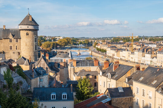 Laval, vieille ville m&eacute;di&eacute;vale historique, et la rivi&egrave;re Mayenne dans le d&eacute;partement de la Mayenne, France