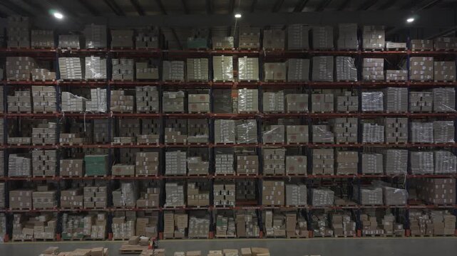 Enorme dep&oacute;sito industrial con cajas y stock almacenado, centro log&iacute;stico y almacenamiento de mercanc&iacute;as, footage industria, dep&oacute;sito, stock, mercanc&iacute;as