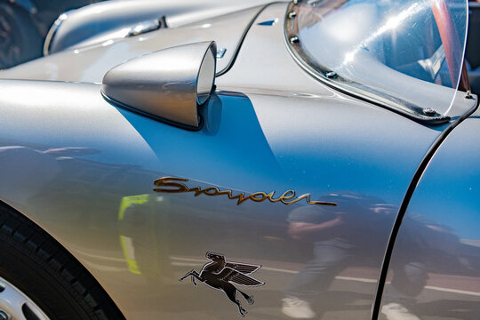 Side view of the Porsche 550 Spyder logo and side-view mirror.