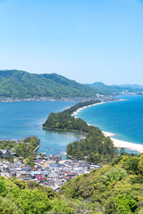 Obraz premium Amanohashidate Japan - famous sand bar land beach on a sunny day