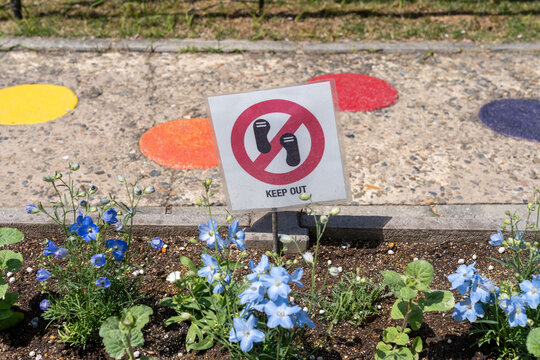 Sign to keep out - do not walk in the garden