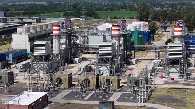 Central el&eacute;ctrica en funcionamiento vista a&eacute;rea de dron, industria energ&eacute;tica y producci&oacute;n de electricidad de d&iacute;a