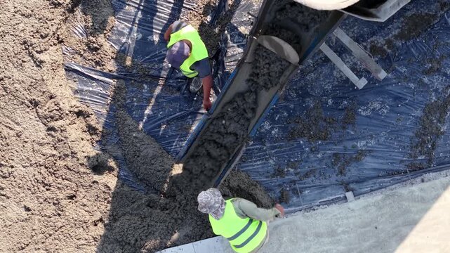 Obreros pavimentando una calle, construcci&oacute;n de asfalto y trabajo urbano de infraestructura