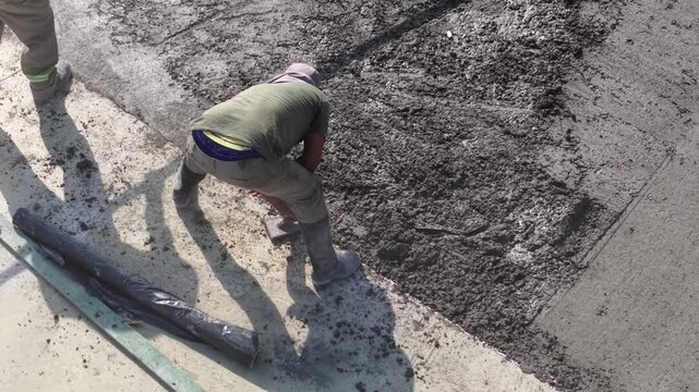 Obreros pavimentando una calle, construcci&oacute;n de asfalto y trabajo urbano de infraestructura
