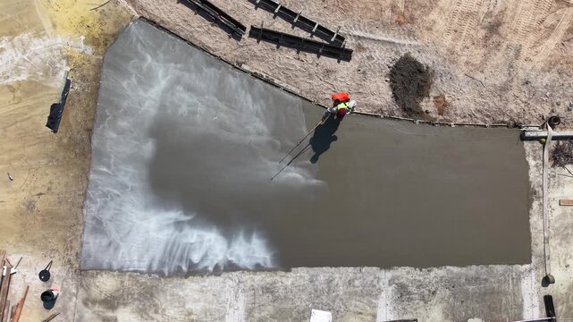Obreros pavimentando una calle, construcci&oacute;n de asfalto y trabajo urbano de infraestructura