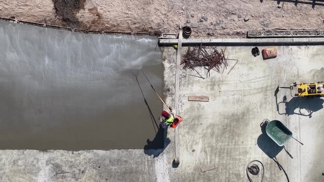 Obreros pavimentando una calle, construcci&oacute;n de asfalto y trabajo urbano de infraestructura