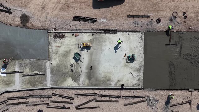 Obreros pavimentando una calle, construcci&oacute;n de asfalto y trabajo urbano de infraestructura