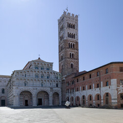 Obraz premium facade of the cathedral of san martino and bell tower in lucca tuscany italy sunny day no people