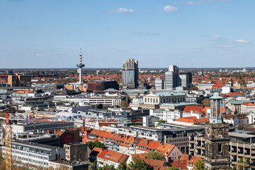 Obraz premium Hanover, Germany - April 21, 2026: Panoramic view of Hanover skyline from the dome observation platform of Neues Rathaus with rooftops, towers and construction cranes