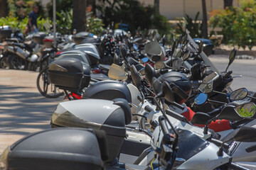 Skutery miejskie i motocykle zaparkowane wzdłuż ulicy w Maladze, Hiszpania © Grzegorz Polak