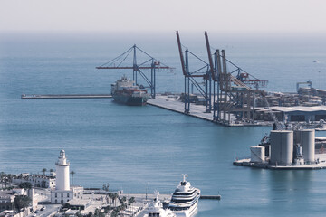 Malaga – panorama portu handlowego i turystycznego w słoneczny dzień, Hiszpania © Grzegorz Polak