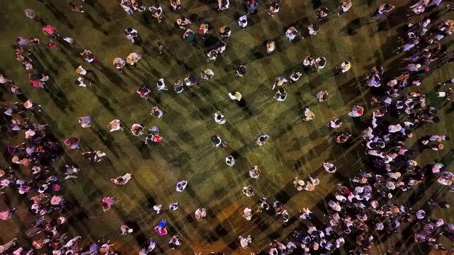 Multitud bailando chacarera y folclore en fiesta gaucha vistos desde el aire, tradici&oacute;n argentina y turismo cultural