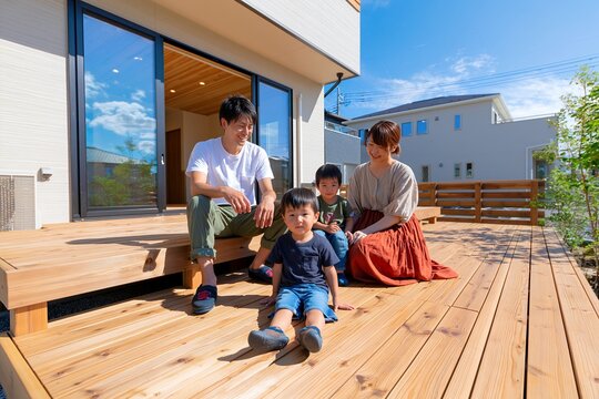 広々とした築ウッドデッキで笑顔の家族が過ごす幸せなひととき