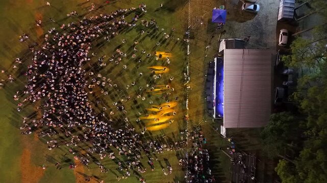 Multitud bailando chacarera y folclore en fiesta gaucha vistos desde el aire, tradici&oacute;n argentina y turismo cultural