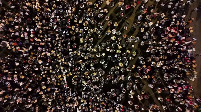 Multitud bailando chacarera y folclore en fiesta gaucha vistos desde el aire, tradici&oacute;n argentina y turismo cultural