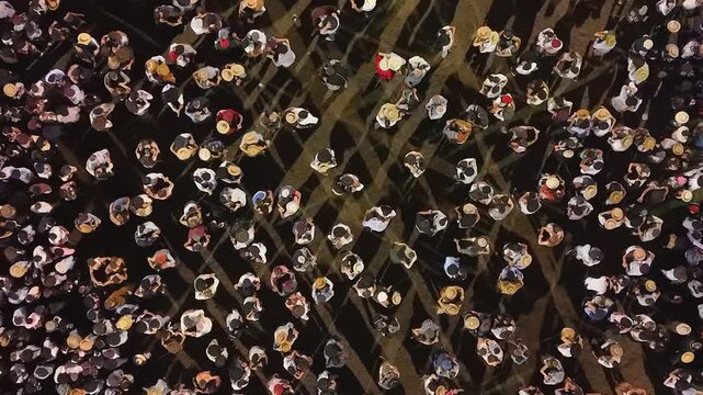 Multitud bailando chacarera y folclore en fiesta gaucha vistos desde el aire, tradici&oacute;n argentina y turismo cultural