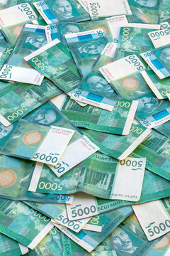 Top-Down View of Scattered 5000 Kyrgyzstani som Banknotes