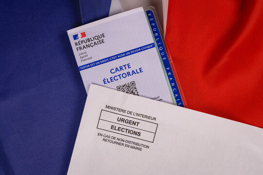 Une carte &eacute;lectorale, une carte d'identit&eacute; et un courrier d'&eacute;lections pour voter. En arri&egrave;re plan, le drapeau de la France. 30 juin 2026 - Paris, France