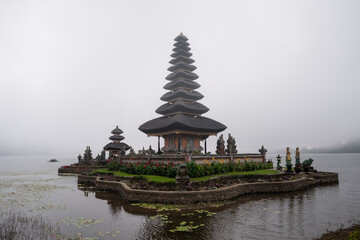 Obraz premium Ulun Danu Beratan Temple on Lake Beratan, Bali, Indonesia
