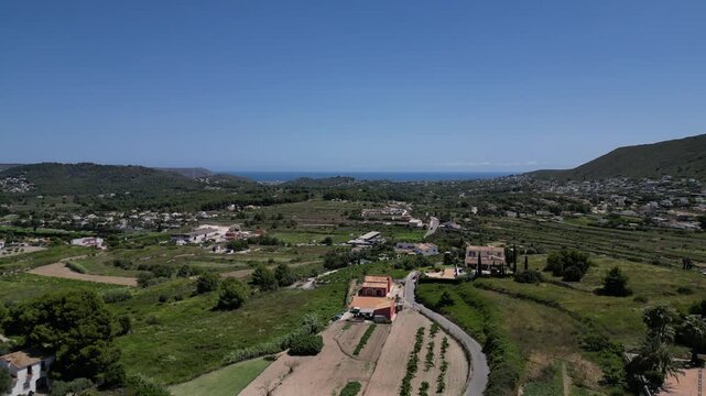 Vistas con dron del campo de Benitachell hacia el arenal de Javea, viaje hacia el mar