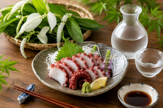 半夏生のたこ刺身と冷酒の和食イメージ