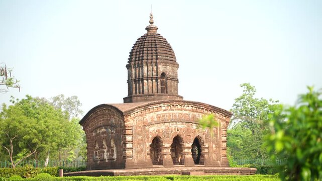 The Jor Mandir is one of the prominent laterite temples of Bishnupur. Stories from the Puranas can be seen depicted in the terracotta ornamentation on the front of the temple.