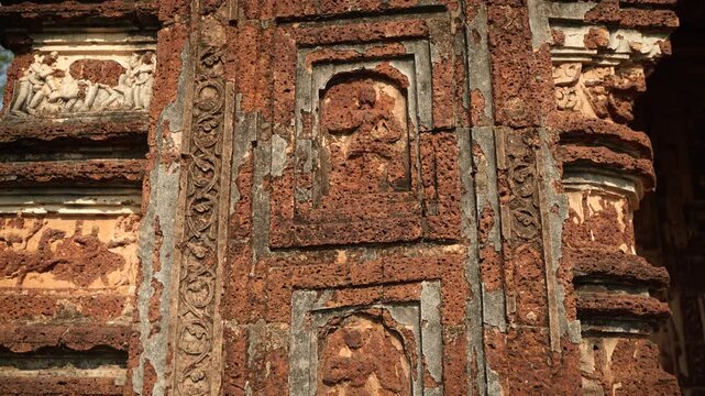 The Jor Mandir is one of the prominent laterite temples of Bishnupur. Stories from the Puranas can be seen depicted in the terracotta ornamentation on the front of the temple.