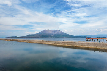 長水路と穏やかな錦江湾の先に桜島を望む風景 © tanoji