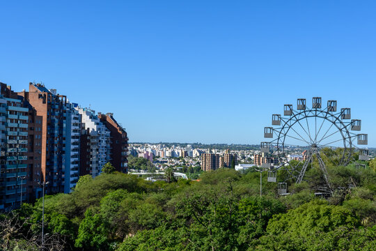 Vista panor&aacute;mica horizontal del Parque Sarmiento, la Rueda Eiffel y los edificios de Nueva C&oacute;rdoba.