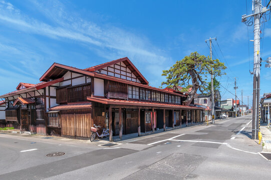 【黒石市中町こみせ通り】こみせ通りには江戸時代の商家が保存され、風情を感じさせる通り