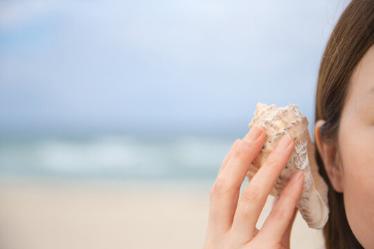 &nbsp;A woman listening to the sound of the sea in Sora
