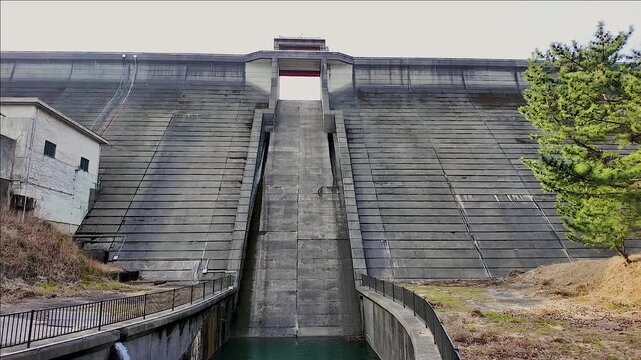 洲本市に建設された重力式コンクリートの鮎屋川ダム