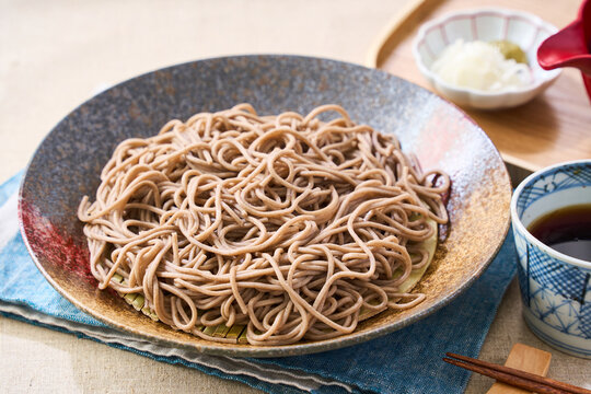 もり蕎麦 和皿に盛った冷たい蕎麦とめんつゆ