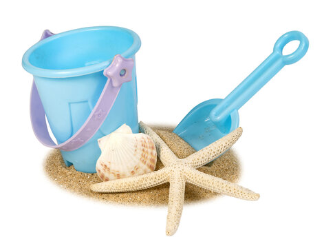 Seau de plage, jeux et coquillage sur un fond de sable de plage	