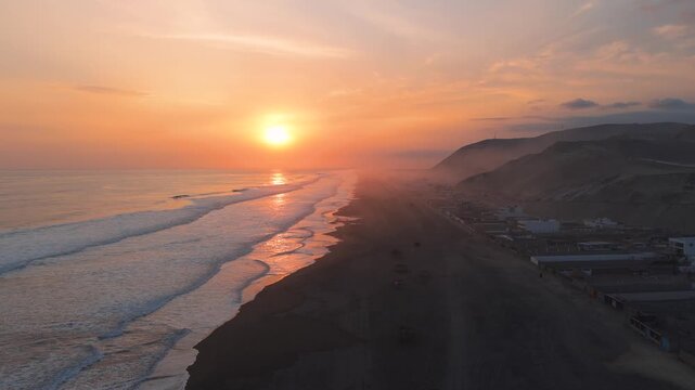 Atardecer en playa en vuelo de dron