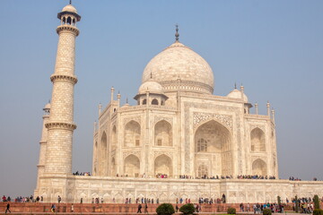 Obraz premium Beautiful close up view of the white marble dome and minaret of Taj Mahal under blue sky in Agra India Famous Mughal architecture world wonder