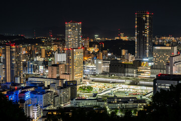 Obraz premium Beautiful Night View of Hiroshima Station Area from Futabayama with a Sparkling Urban Panorama