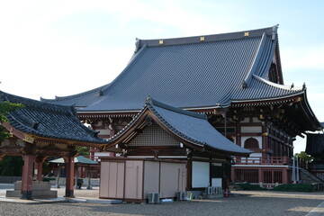 Fototapeta premium 青空の下に佇む日本の伝統寺院 晴天に映える仏教寺院の本堂と山門 日本の歴史ある寺院建築と広い境内