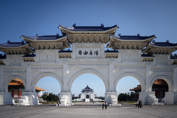 Fototapeta premium Liberty Square Arch under a clear blue sky in Taipei